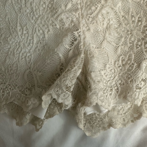 Lace offf white shorts - Picture 4 of 8
